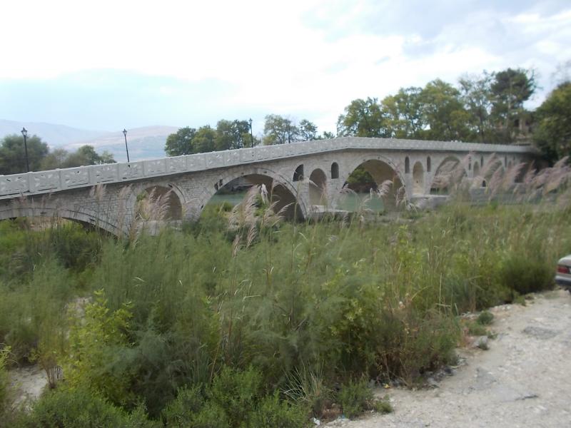 Kilenclyukú középkori hid az Oszum folyó felett